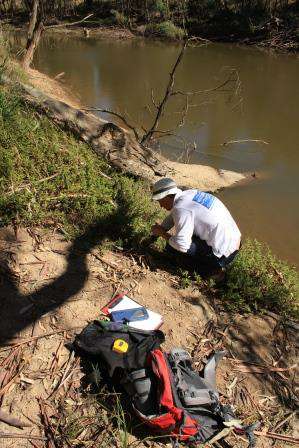 Simon Casanelia from the Goulburn Broken CMA at one of the four monitoring sites along the Goulburn River